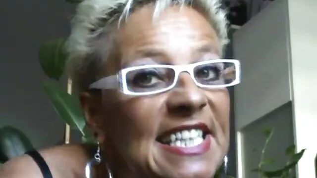 Hung twink Paolo streichelte seinen reife frauen erotik Schwanz