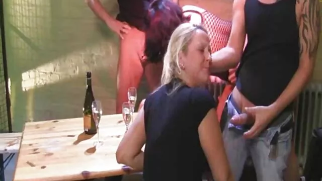 Feminine Ladyboy maid reife frauen und sex ficken in der Küche geil und nass
