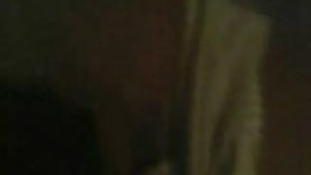 Busty naked babe mit heißen kurvigen Körper ältere damen vögeln setzt auf Ihre Haut enge Lederhose