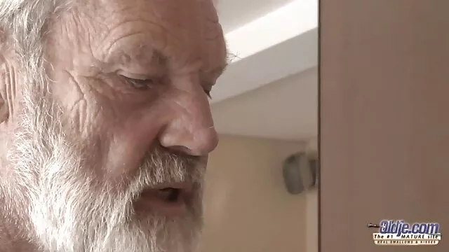 Busty Ebenholz Teen Gibt Einen gruppen sex mit reifen frauen Handjob