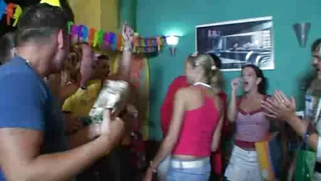 Süße blonde Küken wird sex movies reife frauen WILD in Orgie
