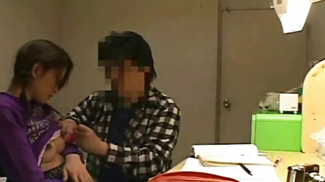 Die schöne Stefani Special in schwarzen Strumpfhosen ältere damen porn zeigt Ihre Füße und pinkelt
