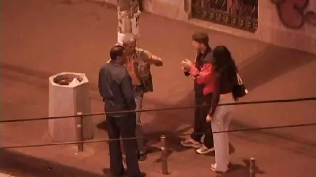 Ebenholz Babe saugt einen großen Schwanz und bekommt eine Gesichtsbehandlung reife sexi frauen