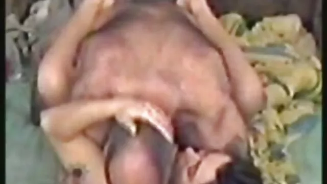 Schöne Blondine spielt reife damen xxx mit ihrem gepiercten Kitzler